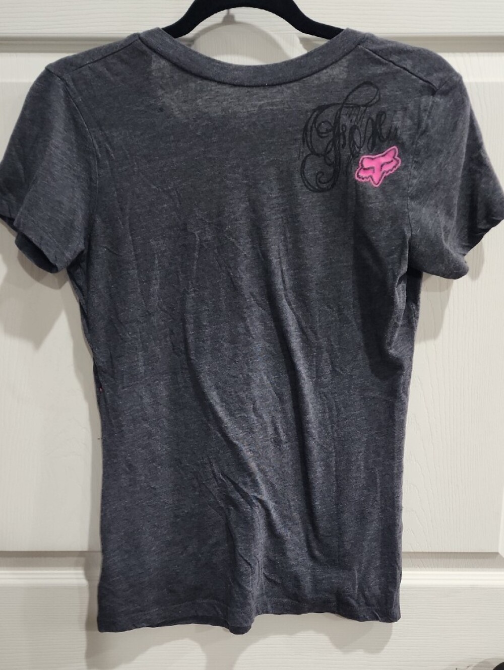Fox Women's Dark Gray V‑Neck Graphic Tee with Yellow, Pink & Orange Accents - Picture 2 of 6